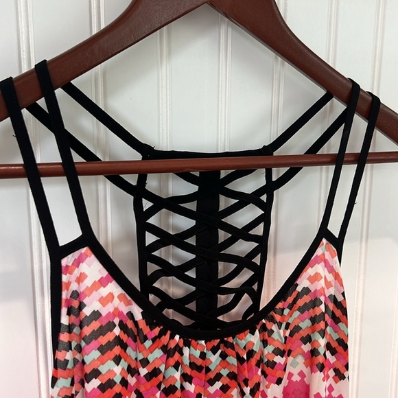 Geometric Tank Top - Picture 6 of 7